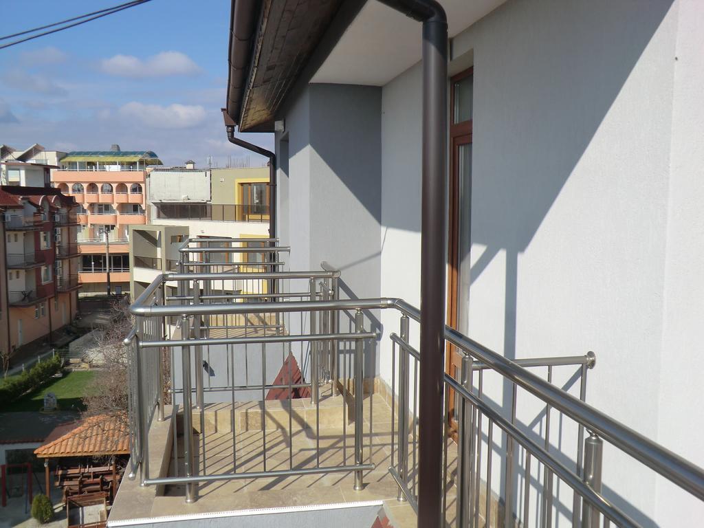 Guest House Petrovi Равда Экстерьер фото
